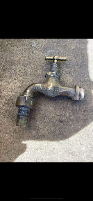 Grifo de latón antiguo