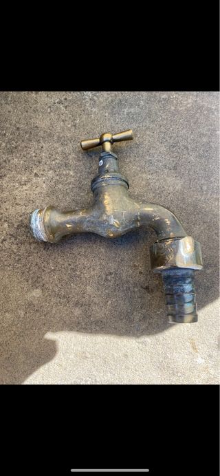 Grifo de latón antiguo