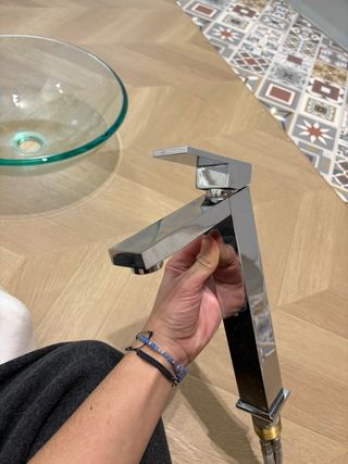 Grifo alto cuadrado moderno