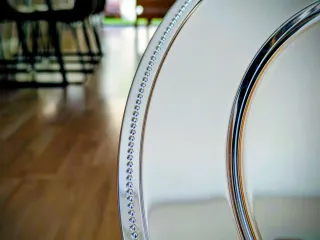 Bajoplatos plateados con borde decorativo