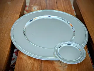 Bajoplatos plateados con borde decorativo