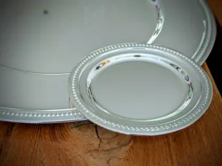 Bajoplatos plateados con borde decorativo