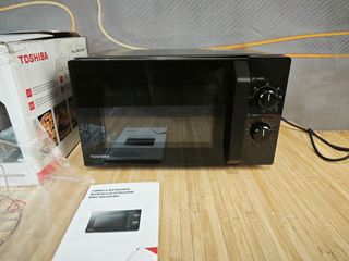 Microondas Toshiba 20L MW2-MG20P(BK) con Grill