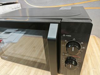 Microondas Toshiba 20L MW2-MG20P(BK) con Grill