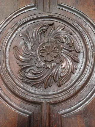 Mesa antigua de madera tallada