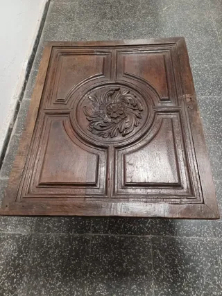 Mesa antigua de madera tallada