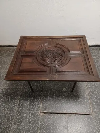 Mesa antigua de madera tallada