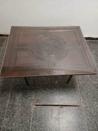 Mesa antigua de madera tallada