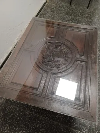 Mesa antigua de madera tallada