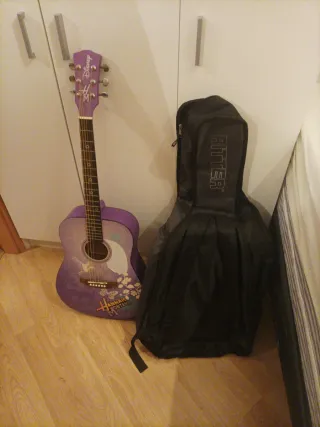 Guitarra púrpura Disney Hannah Montana con Funda