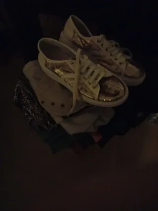 Zapatillas doradas y blancas