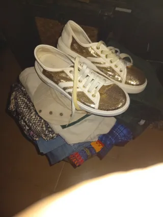 Zapatillas doradas y blancas