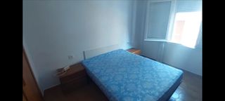 Mesa de comedor y aparador, sofa-cama, camas