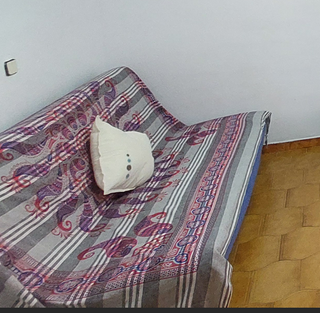 Mesa de comedor y aparador, sofa-cama, camas