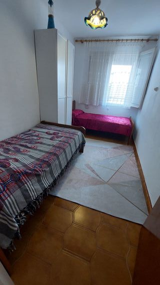 Mesa de comedor y aparador, sofa-cama, camas