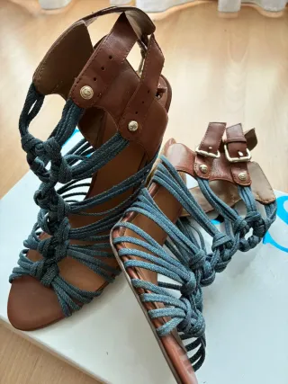 Sandalias tacón trenzadas marrón y azul