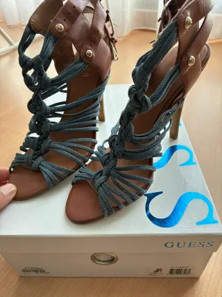 Sandalias tacón trenzadas marrón y azul