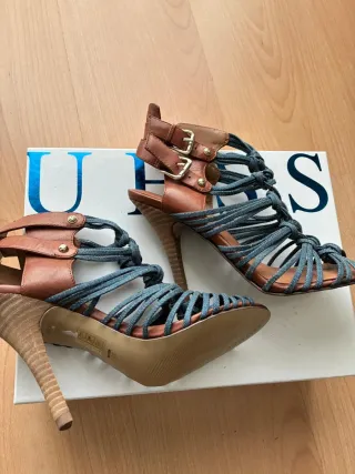 Sandalias tacón trenzadas marrón y azul