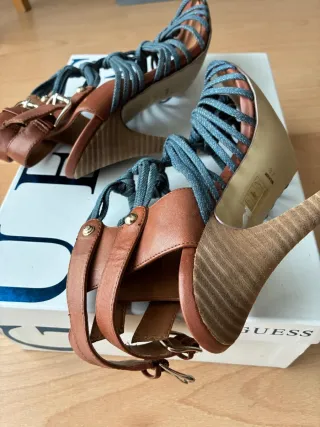 Sandalias tacón trenzadas marrón y azul