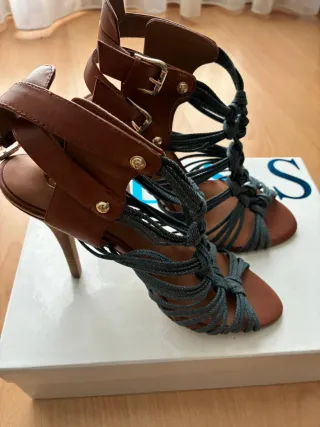 Sandalias tacón trenzadas marrón y azul