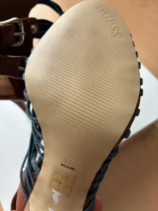 Sandalias tacón trenzadas marrón y azul