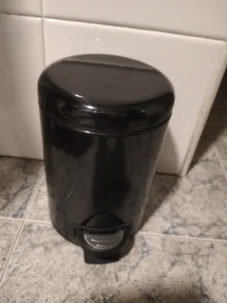 Papelera pequeña de metal negra