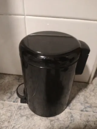 Papelera pequeña de metal negra