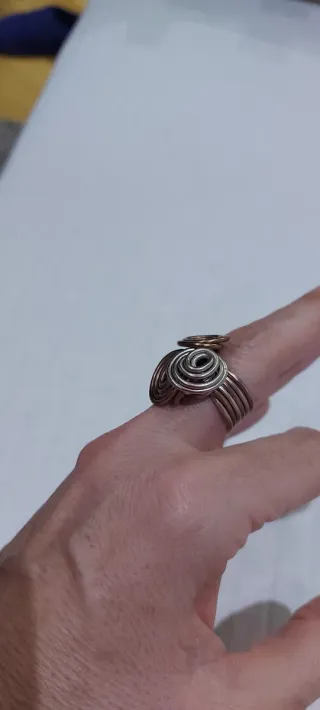 Anillo diseño espiral oro y plata