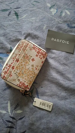 Cartera/Tarjetero Nueva Parfois con estampado flor