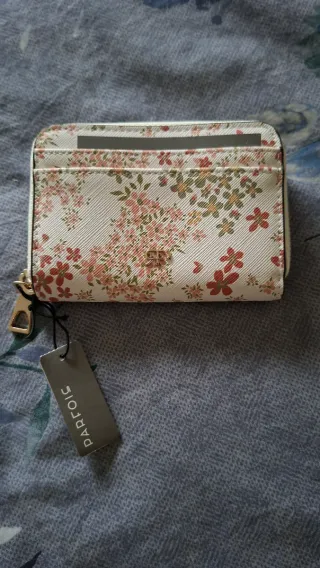 Cartera/Tarjetero Nueva Parfois con estampado flor