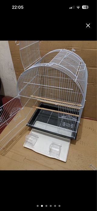 Jaula para pájaros gris y blanca