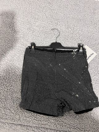 Shorts de mujer con pedrería y vestidos de fiesta