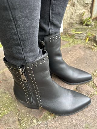 Botines Alma en Pena piel tachas 39