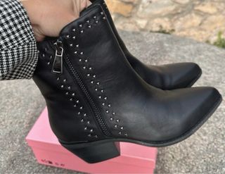 Botines Alma en Pena piel tachas 39