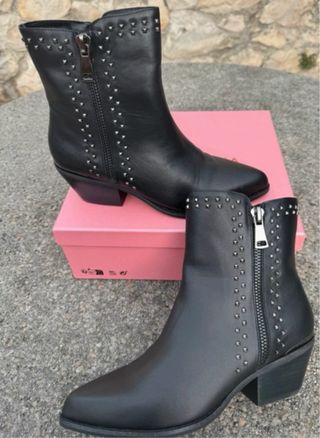 Botines Alma en Pena piel tachas 39