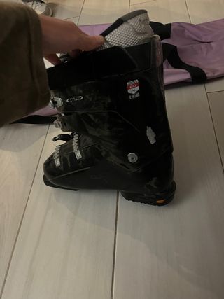 Botas de esquí negras y skis