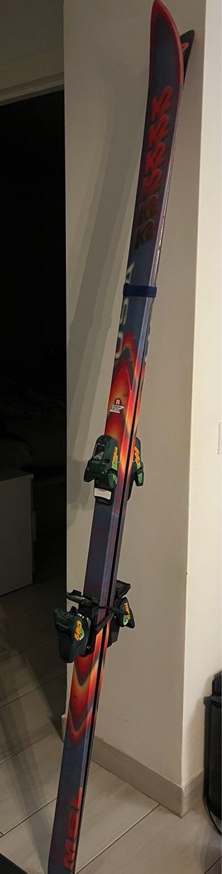 Botas de esquí negras y skis