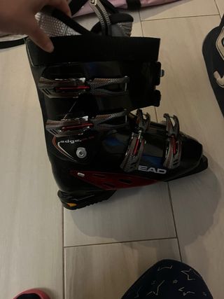 Botas de esquí negras y skis