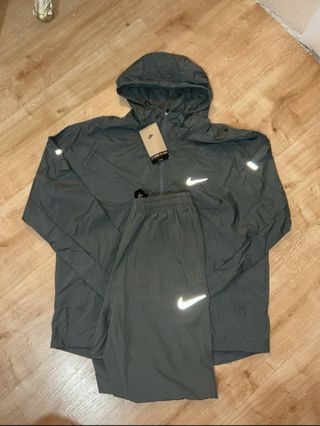 Conjunto Nike Running Verde Oliva
