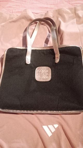Bolso tote Loewe Negro y metalizado como nuevo.