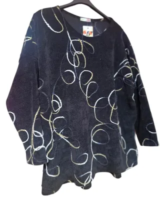 Jersey negro con bordados multicolor