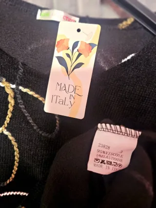 Jersey negro con bordados multicolor