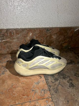 Adidas Yeezy 700 Beige/Negro
