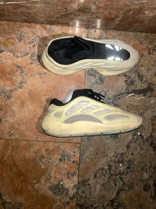 Adidas Yeezy 700 Beige/Negro