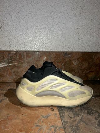 Adidas Yeezy 700 Beige/Negro