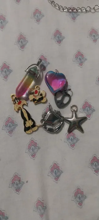 Colgantes varios: corazón, estrella, paz, gato