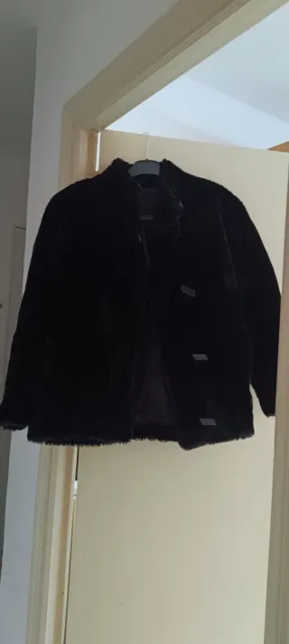 Chaquetón de pelo negro