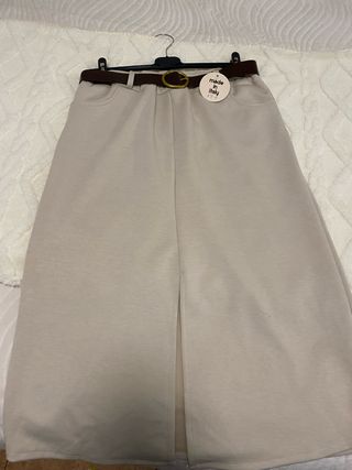 Falda larga beige con cinturón marrón