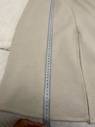 Falda larga beige con cinturón marrón