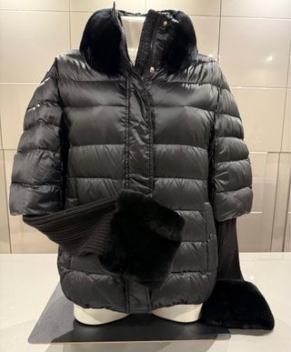 Abrigo Twinset Negro Plumas Mangas Desmontables